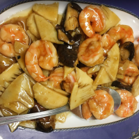 Gambas con bambú y setas chinas
