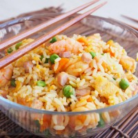 Arroz frito con gambas